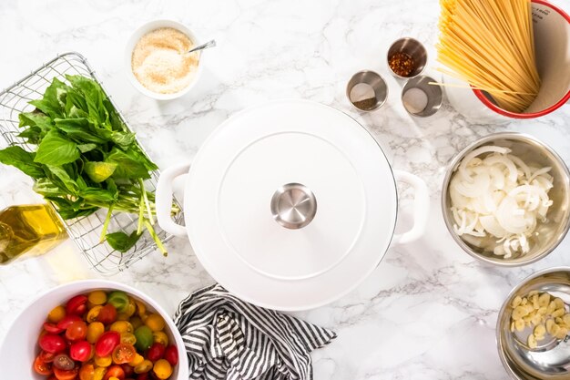 Kolacja na stole z prostymi potrawami